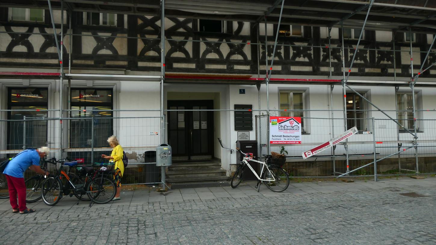 Zwei Forchheimer von etlichen, die derzeit unverrichteter Dinge das Einwohnermeldeamt wieder verlassen mussten.
Zwei Forchheimer von etlichen, die derzeit unverrichteter Dinge das Einwohnermeldeamt wieder verlassen mussten.