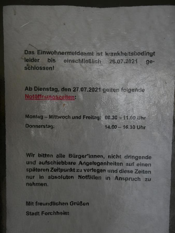Ein Hinweis-Blatt an der Tür verkündet den Notbetrieb des Amtes.
Ein Hinweis-Blatt an der Tür verkündet den Notbetrieb des Amtes.