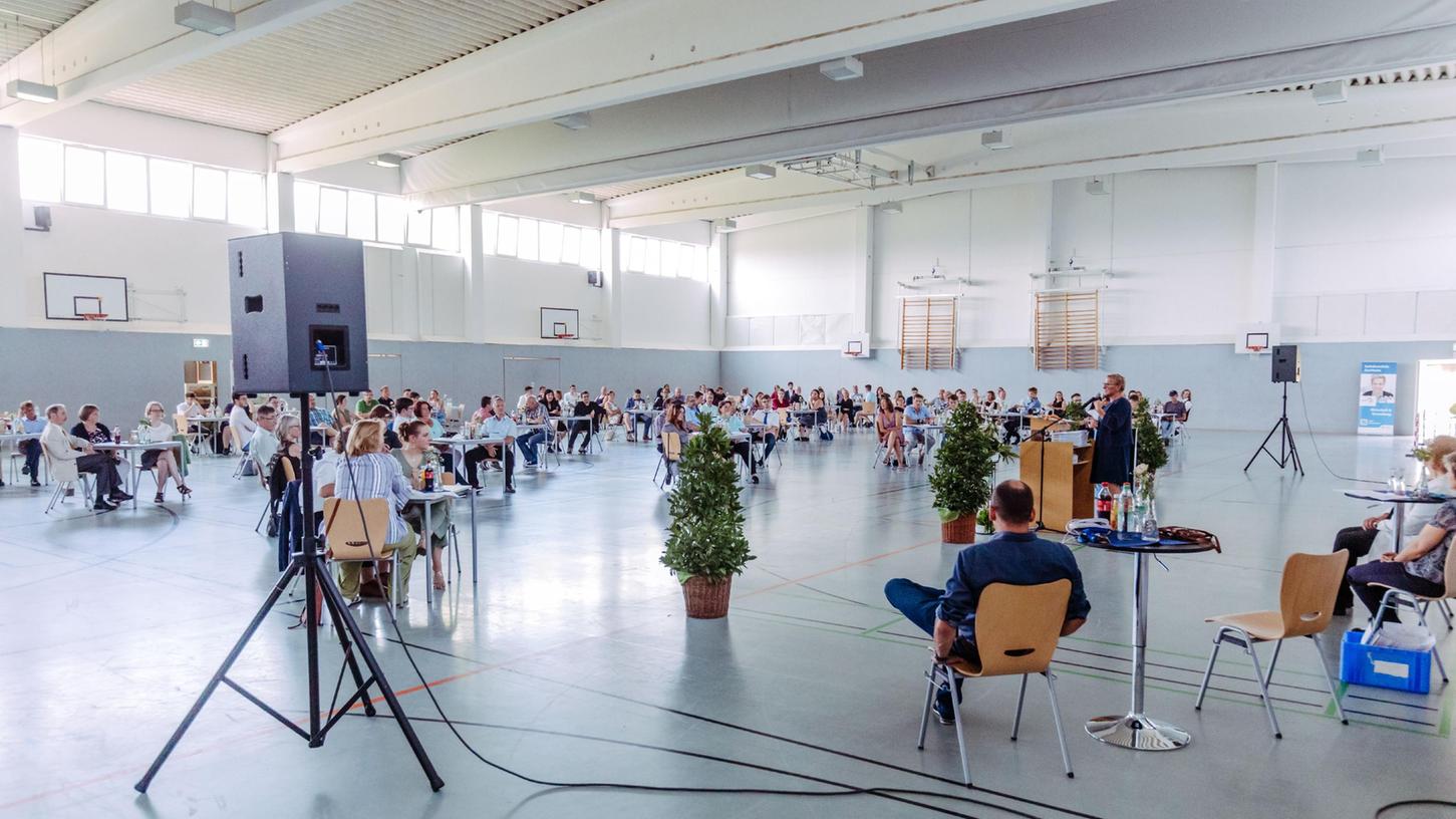 „Viele Türen stehen jetzt offen“, sagte die stellvertetende Landrätin Rosi Kraus und forderte die Absolventen auf, immer neugierig zu bleiben, sich in der Welt umzuschauen und vielleicht dann auch in den Landkreis Forchheim zurückzukehren.
„Viele Türen stehen jetzt offen“, sagte die stellvertetende Landrätin Rosi Kraus und forderte die Absolventen auf, immer neugierig zu bleiben, sich in der Welt umzuschauen und vielleicht dann auch in den Landkreis Forchheim zurückzukehren.