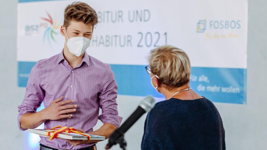 Leon Ruffani wurde von Rosi Kraus ausgezeichnet.
Leon Ruffani wurde von Rosi Kraus ausgezeichnet.