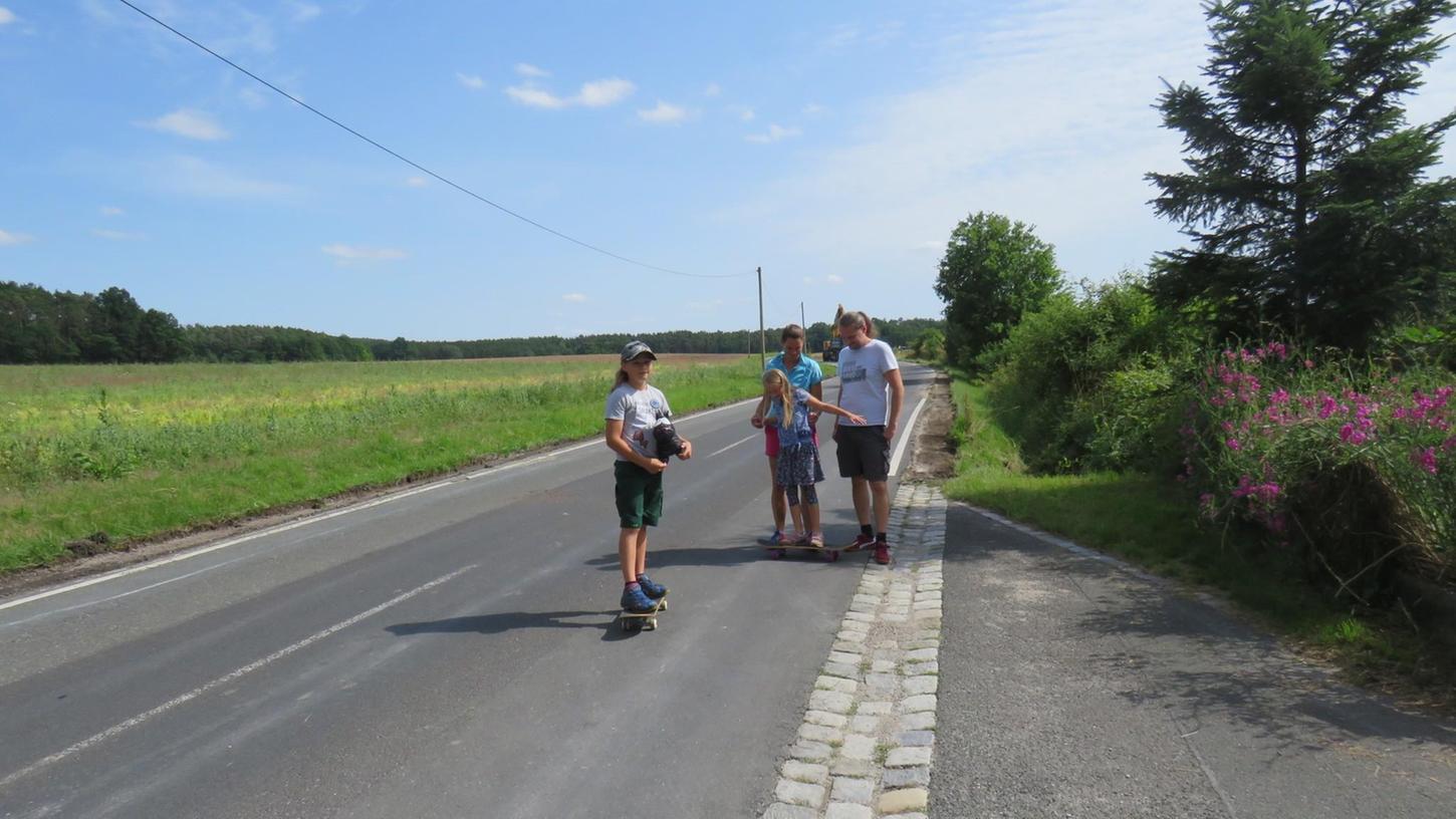 Weil die Straße zwischen Höchstadt und Kleinneuses in beide Richtungen voll gesperrt ist, können Jonah und Ida Kaiser derzeit auf der Straße spielen.
Weil die Straße zwischen Höchstadt und Kleinneuses in beide Richtungen voll gesperrt ist, können Jonah und Ida Kaiser derzeit auf der Straße spielen.