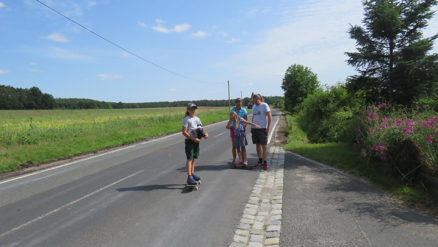  Weil die Straße zwischen Höchstadt und Kleinneuses in beide Richtungen voll gesperrt ist, können Jonah und Ida Kaiser derzeit auf der Straße spielen. 