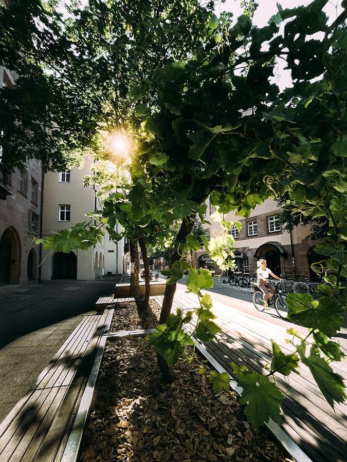 Am Weinmarkt in der Nürnberger Altstadt laden jetzt auch großzügige Sitzgelegenheiten aus Holz zum Verweilen ein.