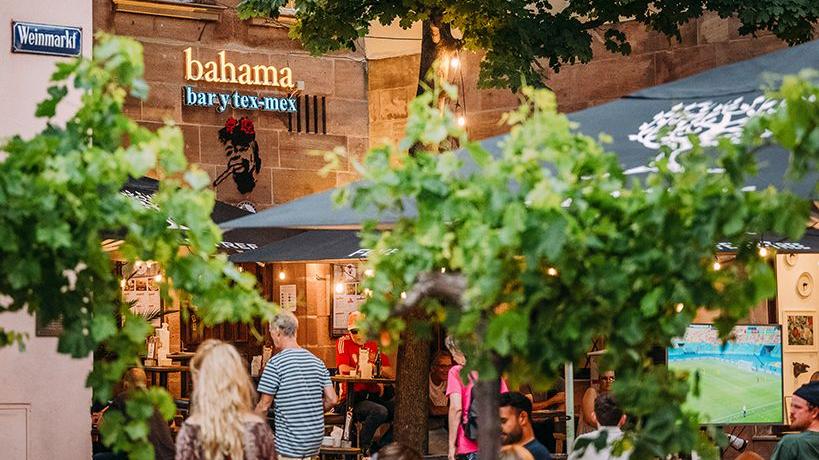 Der Weinmarkt in der Nürnberger Altstadt vermittelt gerade im Sommer mediterranes Flair.