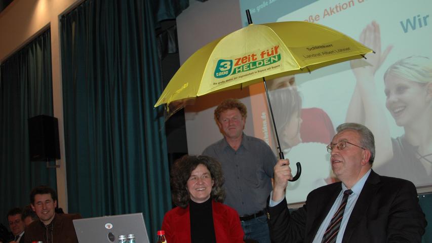 Als Schirmherr der Aktion "Zeit für Helden" des Kreisjugendrings erhielt Albert Löhner einen Regenschirm. 