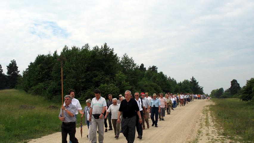 Zum Heimattreffen der Pielenhofener  2006 marschierte Albert Löhner ganz vorne bei der Prozession durch den Truppenübungsplatz Hohenfels.  