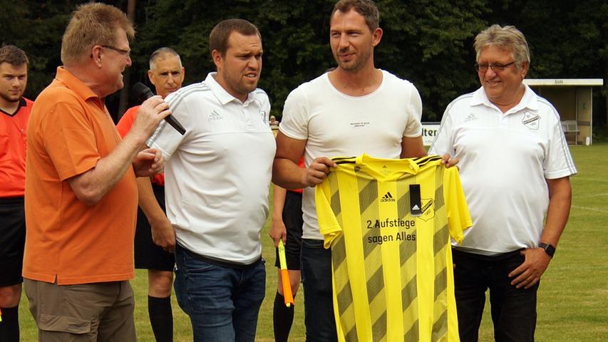 Gelb-Schwarz für zuhause: Dietmar Kusnyarik (2. von rechts) bekommt zum Abschied vom SV Raitersaich ein Trikot.