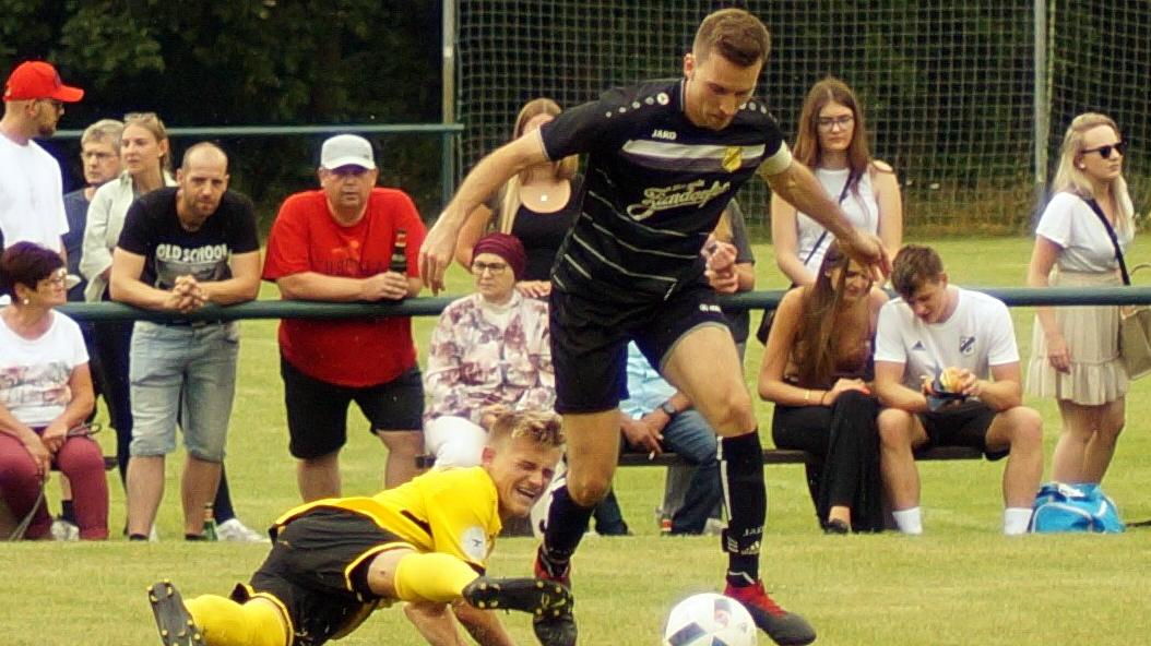 Nach seiner Ehrung drehte der 500-Spiele-Mann Bernd Grillenberger (in Schwarz) auf.
Nach seiner Ehrung drehte der 500-Spiele-Mann Bernd Grillenberger (in Schwarz) auf.