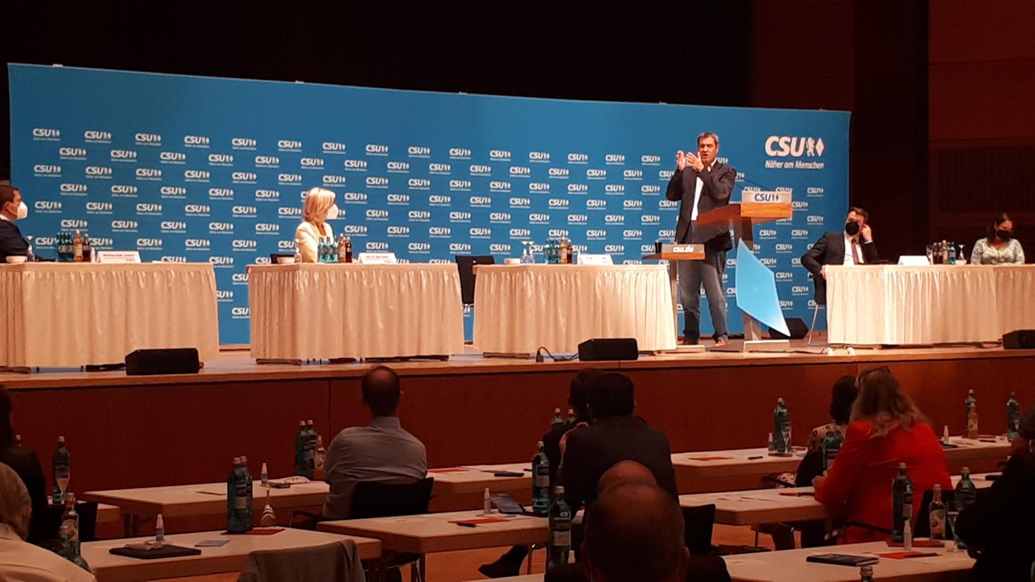 Stimmt die Delegierten des CSU-Bezirks auf den Wahlkampf ein: Parteichef Markus Söder bei seiner Rede in der Meistersingerhalle.