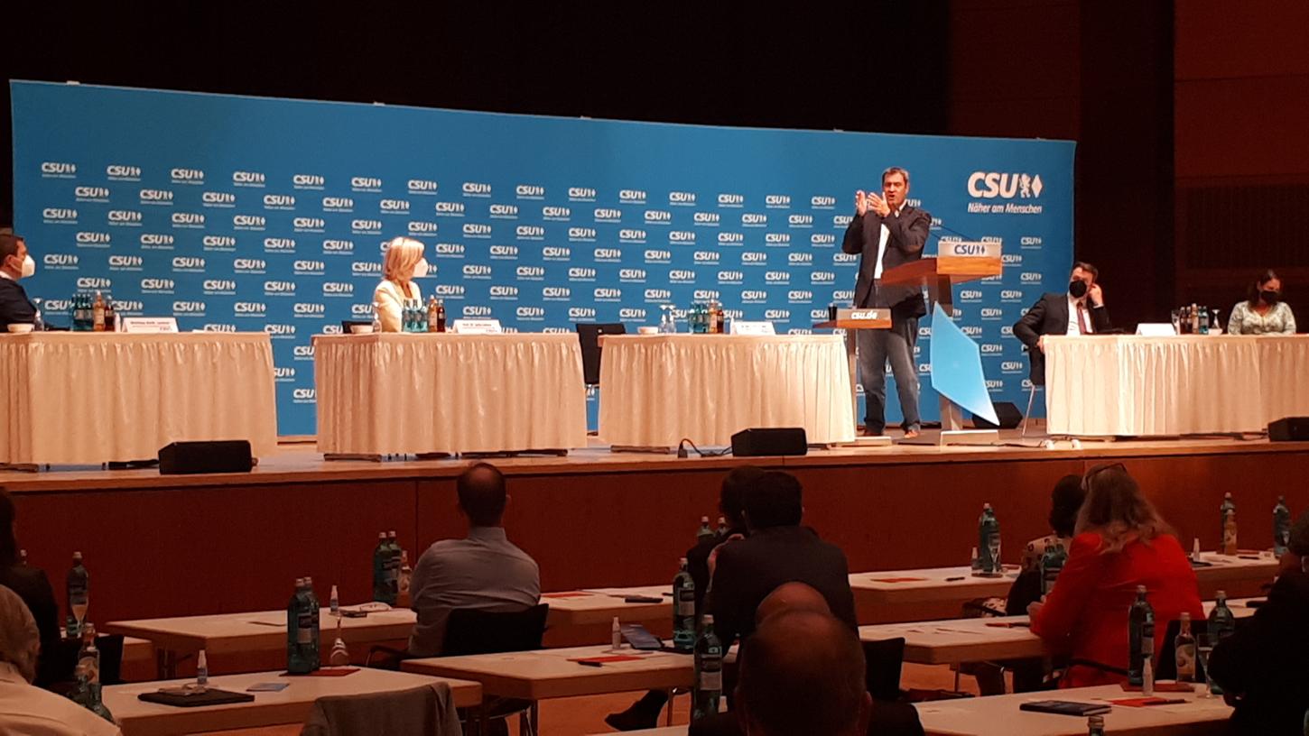 Stimmt die Delegierten des CSU-Bezirks auf den Wahlkampf ein: Parteichef Markus Söder bei seiner Rede in der Meistersingerhalle.
Stimmt die Delegierten des CSU-Bezirks auf den Wahlkampf ein: Parteichef Markus Söder bei seiner Rede in der Meistersingerhalle.