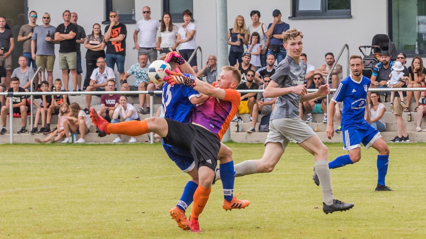 Kopf und Kragen riskiert hier ATSV-Keeper Luis Mechler (orangefarbenes Trikot) gegen den Reuther Angreifer. 