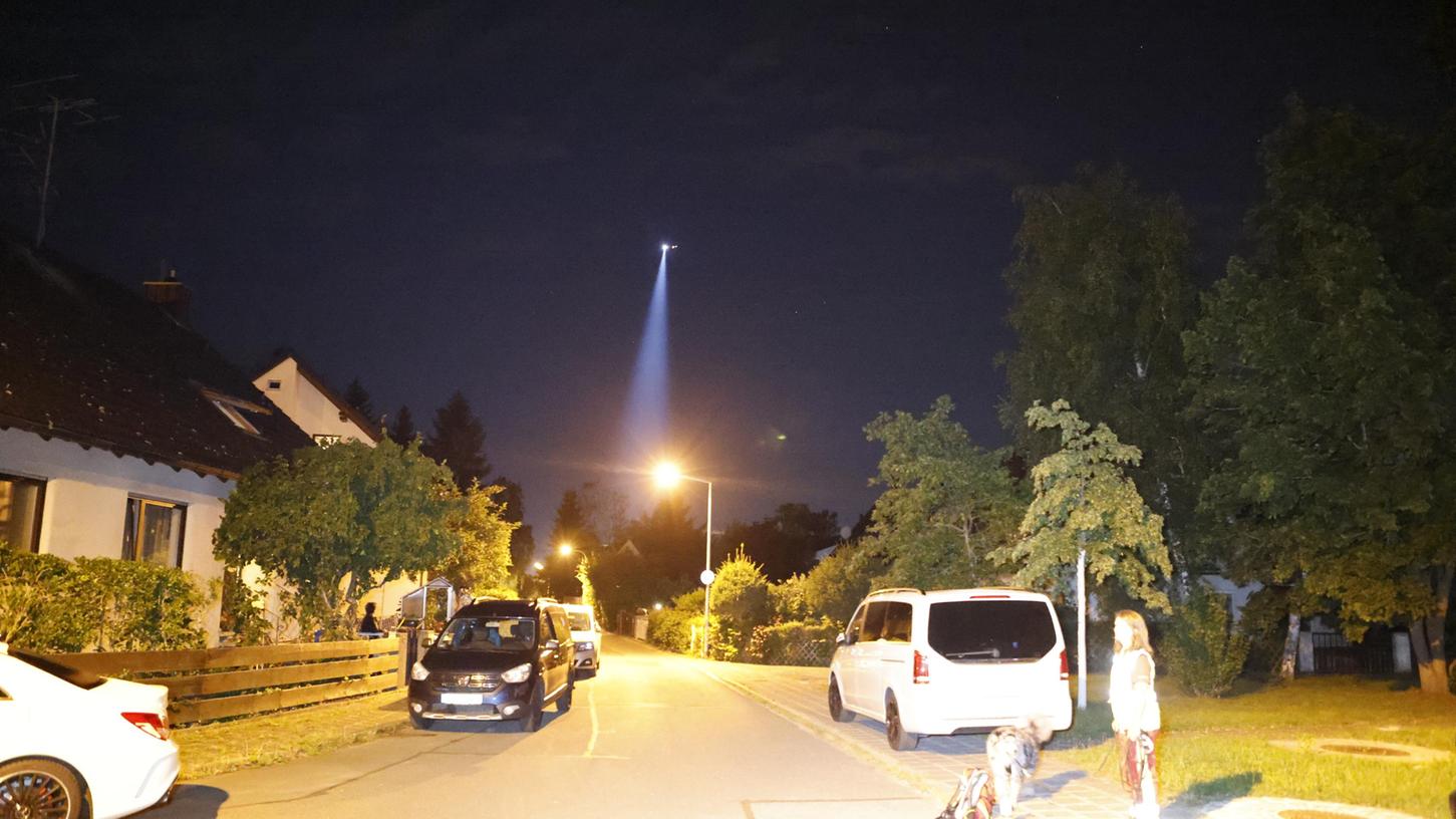 Längere Zeit war der Polizeihubschrauber am Montagabend über Gebersdorf zu sehen. 
