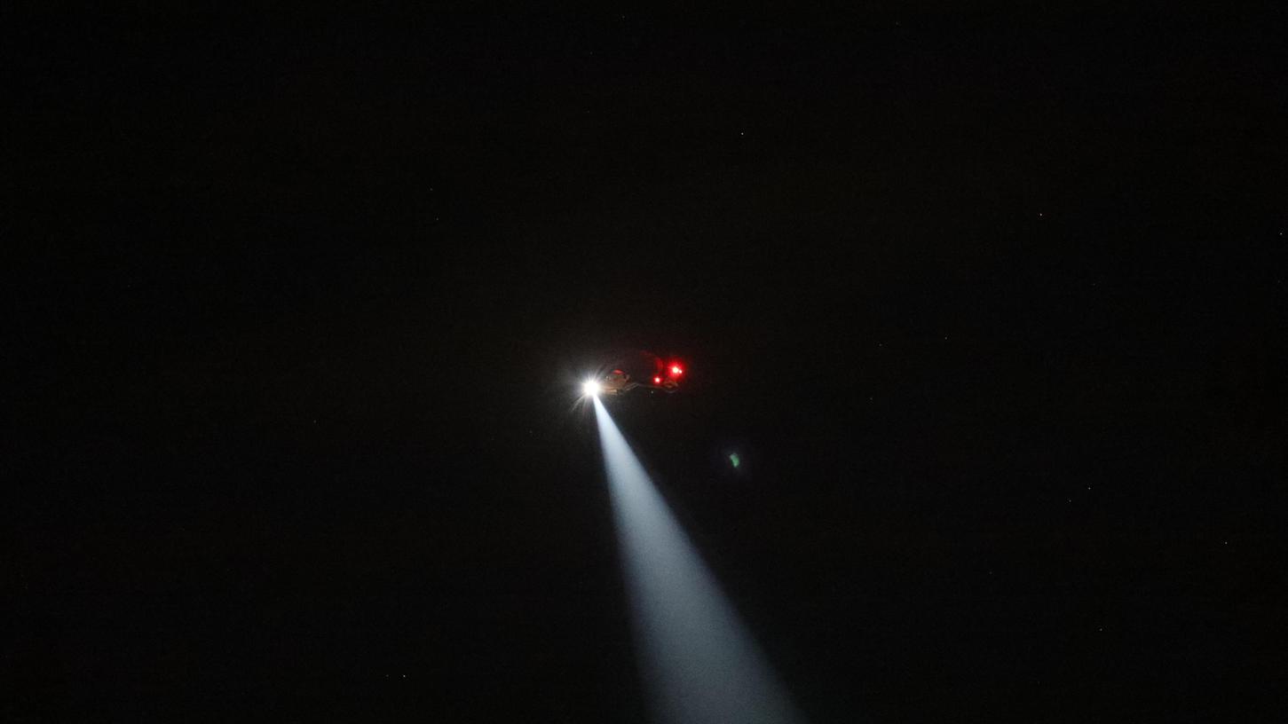 Aufsehenerregender Einsatz: Ein Polizeihubschrauber kreiste in der Nacht von Mittwoch auf Donnerstag über Weißenburg und suchte eine flüchtige Person. (Symbolfoto)