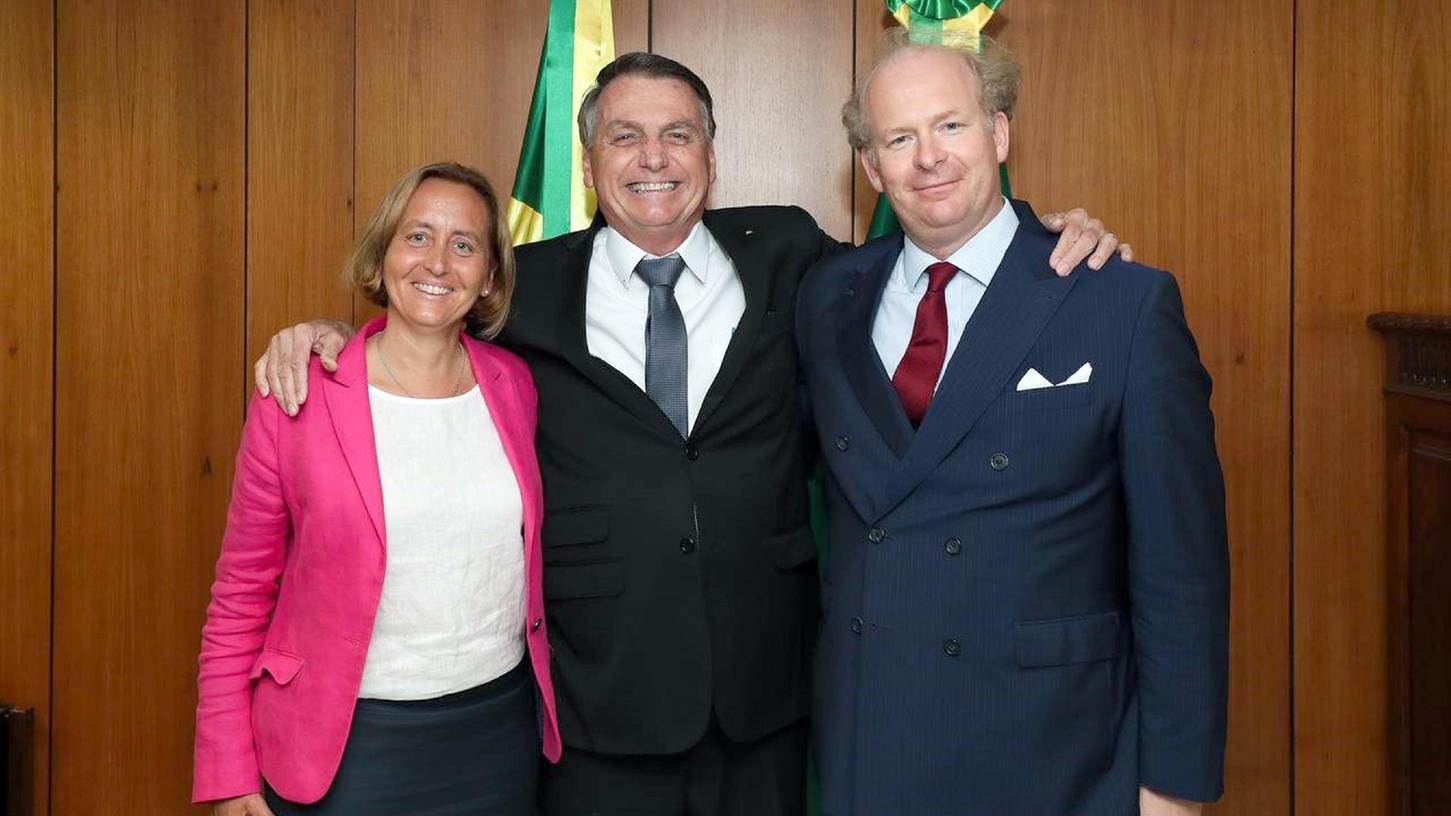 Beatrix von Storch und ihr Ehemann Sven stehen mit Jair Bolsonaro im Präsidentenpalast zusammen.