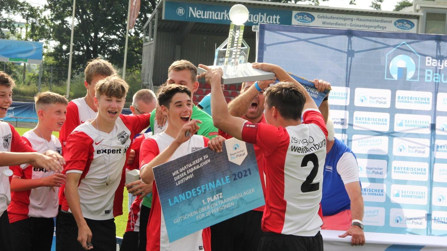 Riesenerfolg, Riesenjubel: Die Weißenburger Jungs freuten sich über ihren Coup beim BauPokal-Landesfinale. Kapitän Benjamin Schlicker (Nummer 2) nahm die Siegestrophäe entgegen.
Riesenerfolg, Riesenjubel: Die Weißenburger Jungs freuten sich über ihren Coup beim BauPokal-Landesfinale. Kapitän Benjamin Schlicker (Nummer 2) nahm die Siegestrophäe entgegen.
