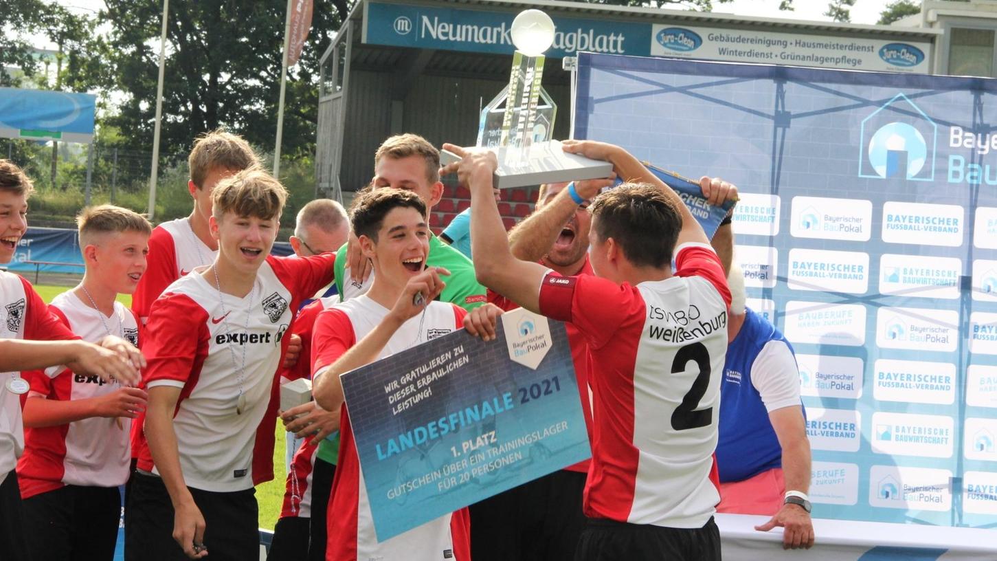 Riesenerfolg, Riesenjubel: Die Weißenburger Jungs freuten sich über ihren Coup beim BauPokal-Landesfinale. Kapitän Benjamin Schlicker (Nummer 2) nahm die Siegestrophäe entgegen.  