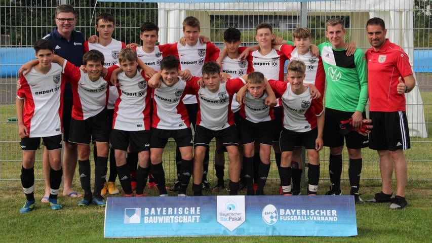 So sehen Sieger aus: Die U15 des TSV 1860 Weißenburg (im Bild mit Spartenleiter Roland Mayer, links, und Trainer Kemal Kayis, rechts) hat mit dem BauPokal-Sieg auch ein Trainingslager gewonnen.  