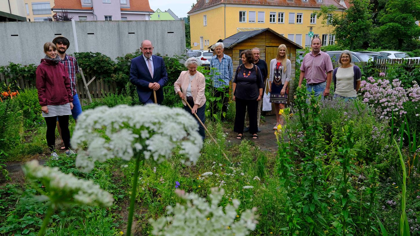 Projektleiter Stefan Großhauser (2.v.l.), Landrat Willibald Gailler (3.v.l.) OGV-Vorsitzende Luisita Lang (4.v.l.), Kreisfachberaterin Susanne Flach-Wittmann (re.) und weitere Mitglieder des OGV Stadt Neumarkt trafen sich zur Übergabe des Schulgartens.