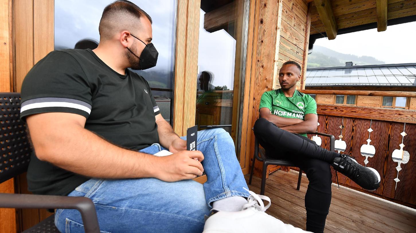 Interview mit Maske: Sportredakteur Michael Fischer im Gespräch mit Julian Green während des Trainingslagers in Österreich.
Interview mit Maske: Sportredakteur Michael Fischer im Gespräch mit Julian Green während des Trainingslagers in Österreich.