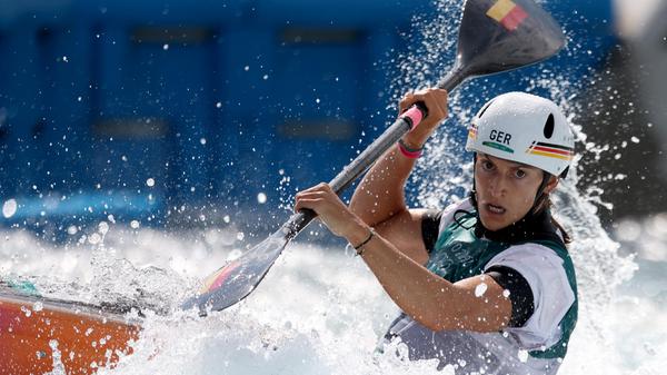 Das Element Wasser scheint den deutschen Olympioniken in Tokio zu liegen: Nach den Bronze-Medaillen im Wasserspringen und Kanu sichert sich Ricarda Funk im Kanuslalom Platz eins und ergattert somit das erste Olympia-Gold für Deutschland in diesem Jahr. Mit gut einer Sekunde Vorsprung ließ sie die Spanierin Maialen Chourraut und die drittplatzierte Australierin Jessica Fox hinter sich.