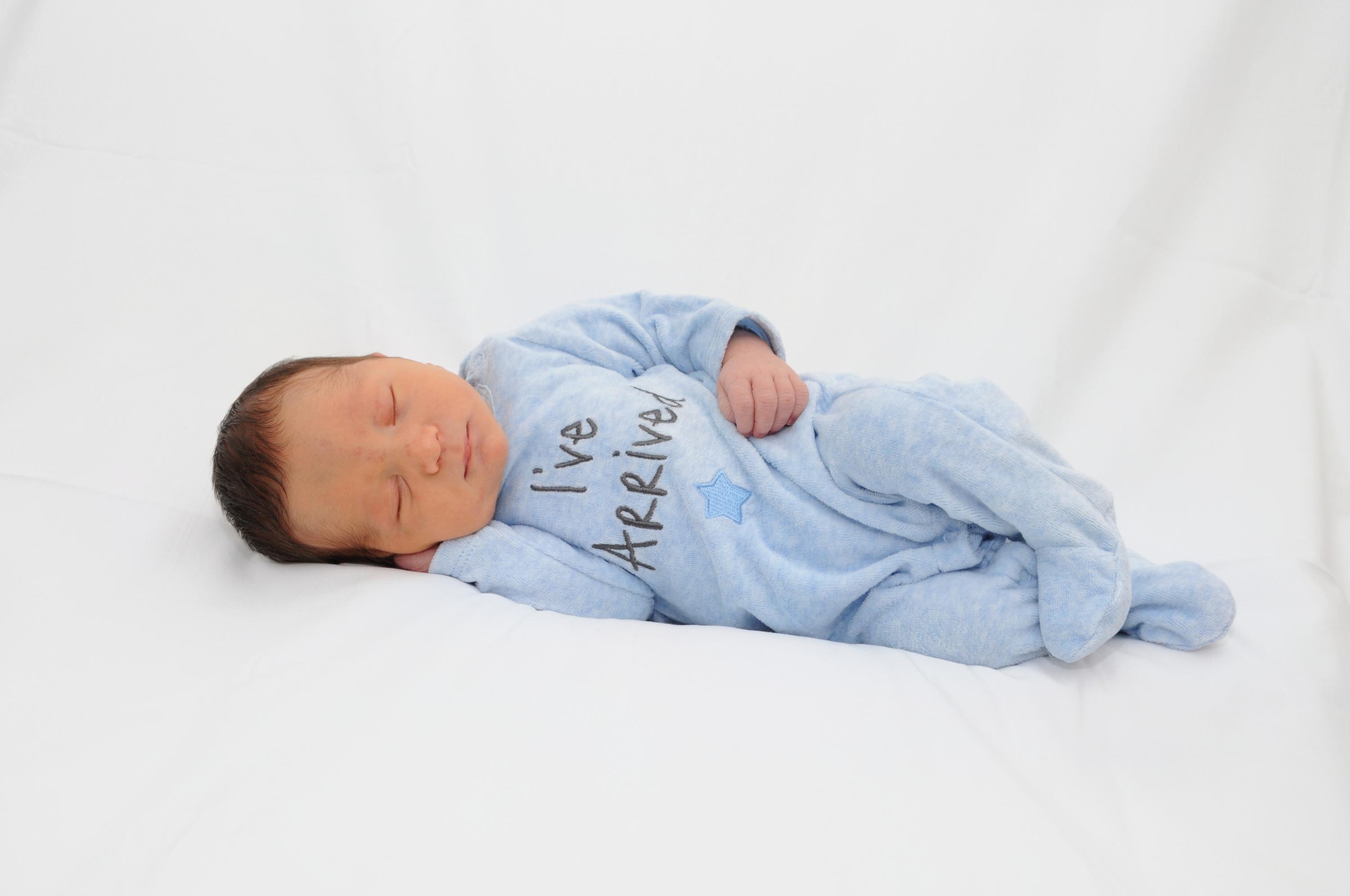 Ganz friedlich schlummert Aaron Francesco auf seinem Fototermin. Er kam am 23. Juli im Süd-Klinikum zur Welt: Größe und Gewicht: 51 Zentimeter und 3490 Gramm.