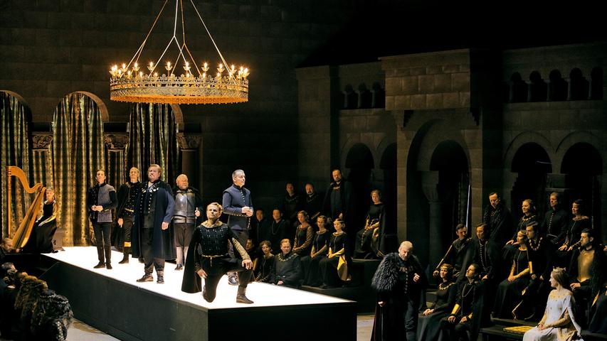 Hat was von einer Casting-Show: Die Minnesänger auf dem Laufsteg im Wartburgsaal im Bayreuther Hat was von einer Casting-Show: Die Minnesänger auf dem Laufsteg im Wartburgsaal im Bayreuther