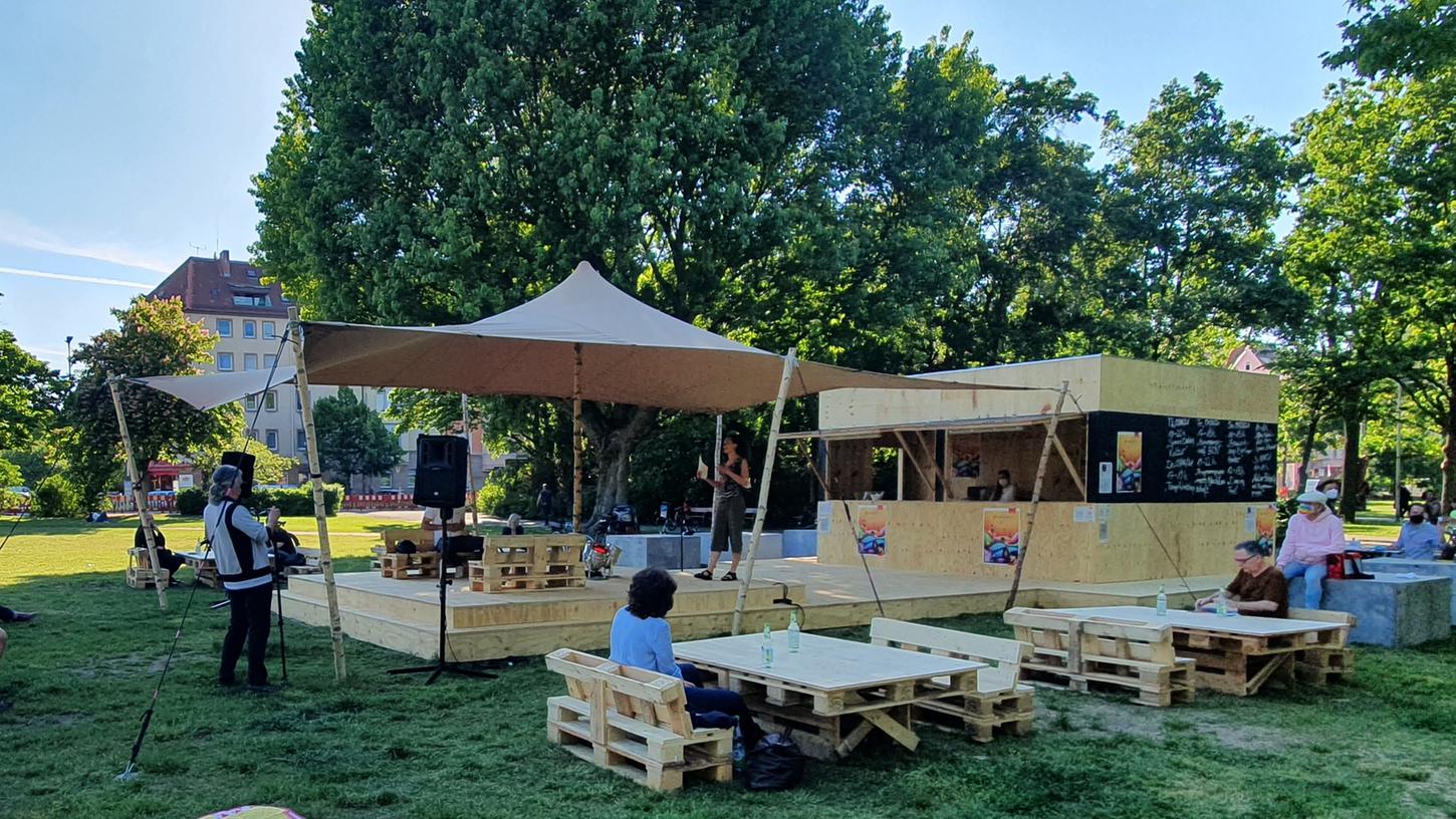 Irgendwas zwischen Wohnzimmer, Garten, Konzertbühne, Spielwiese und Kulturladen: Im Juni und Juli gastierte das städtische Amt für Kultur und Freizeit mit einer Plattform im Annapark.
Irgendwas zwischen Wohnzimmer, Garten, Konzertbühne, Spielwiese und Kulturladen: Im Juni und Juli gastierte das städtische Amt für Kultur und Freizeit mit einer Plattform im Annapark.