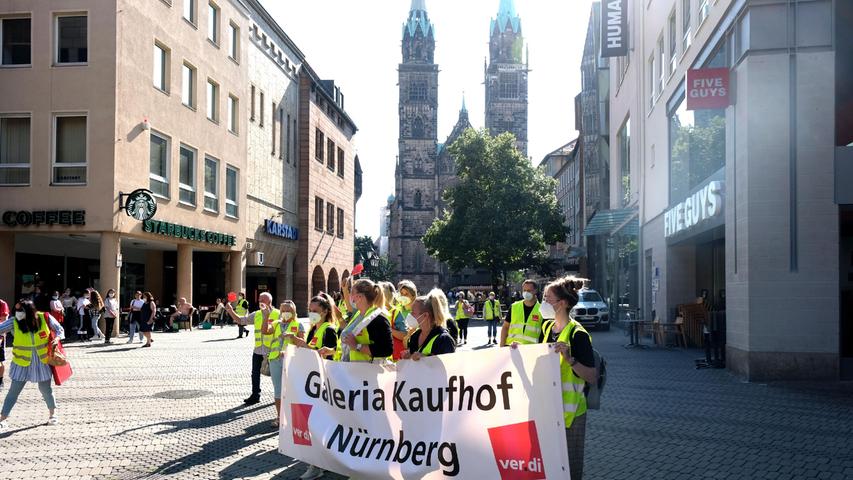 Galeria-Mitarbeitende streiken in der Königsstraße