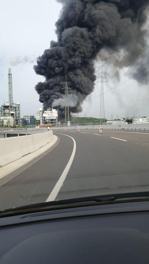 Rauchwolke über Chempark: Schwere Explosion erschüttert Leverkusen