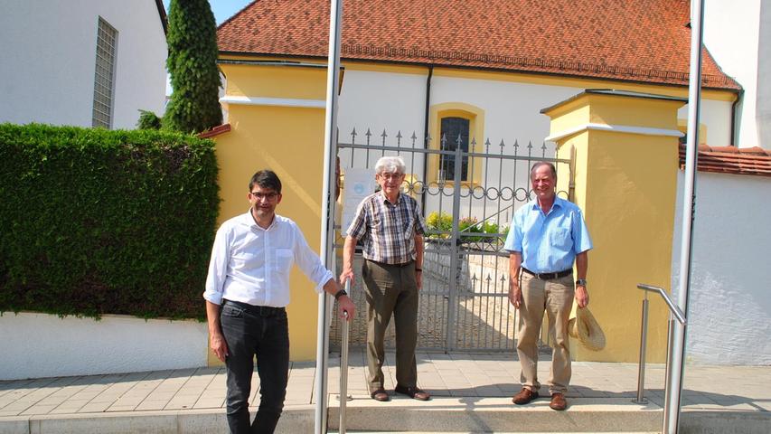 (von links):  B ürgermeister Alexander Dorr, Archivar Lorenz Zellner und Heimatpfleger Robert Hackner.