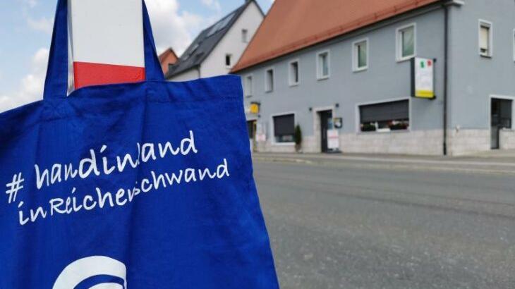 Erstes sichtbares Zeichen des Forums Reichenschwand sind die Stofftaschen, die die Mitglieder an die Bürger ausgaben. Erstes sichtbares Zeichen des Forums Reichenschwand sind die Stofftaschen, die die Mitglieder an die Bürger ausgaben.