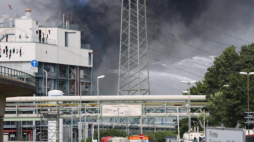 Rauchwolke über Chempark: Schwere Explosion erschüttert Leverkusen