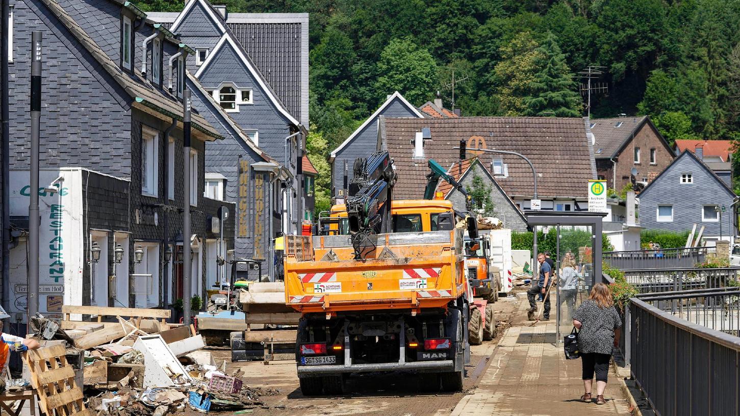 Das Ausmaß der Zerstörung durch die Wetterkatastrophe in Nordrhein-Westfalen ist, wie hier in Solingen, immens.
Das Ausmaß der Zerstörung durch die Wetterkatastrophe in Nordrhein-Westfalen ist, wie hier in Solingen, immens.