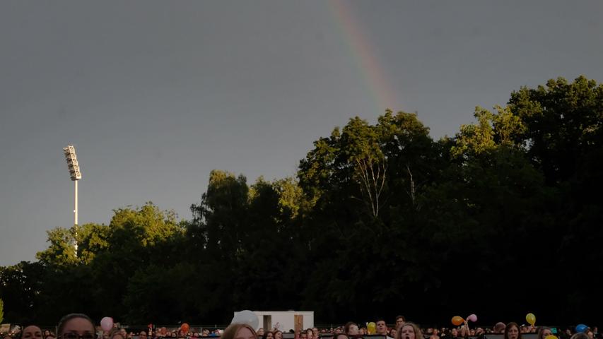 So singt Weiss über Depressionen, während hinter dem Frankenstadion ein Regenbogen leuchtet.