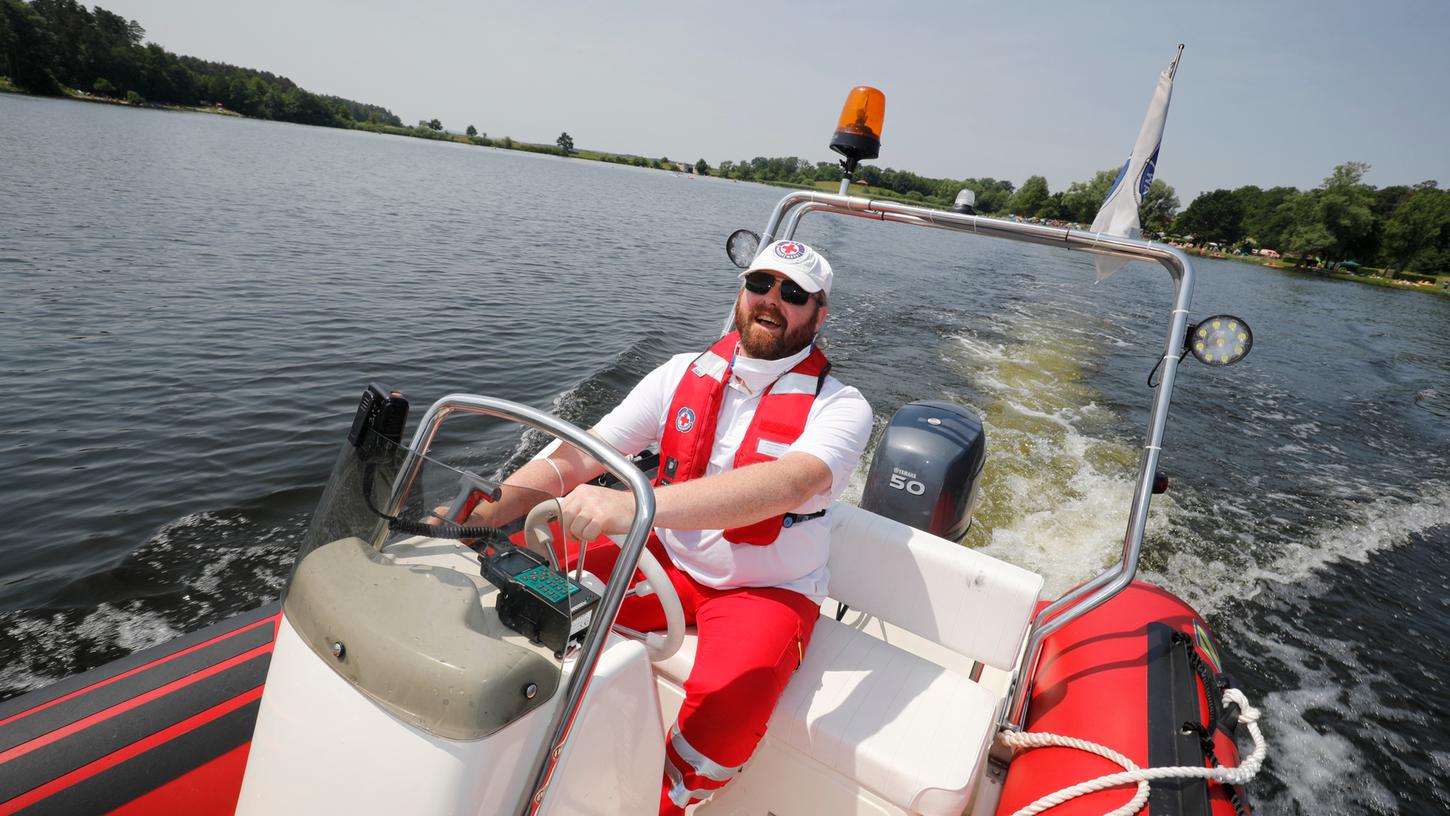 Sieht nach Spaß aus und macht auch Spaß: Nur zum Spaß fährt Stefan Hertel mit dem Rettungsboot aber nicht herum, sondern er fährt Kontrollstreife über den Kleinen Rothsee. Außerdem wird das Boot zum Transport von Badenden in Schwierigkeiten benutzt.