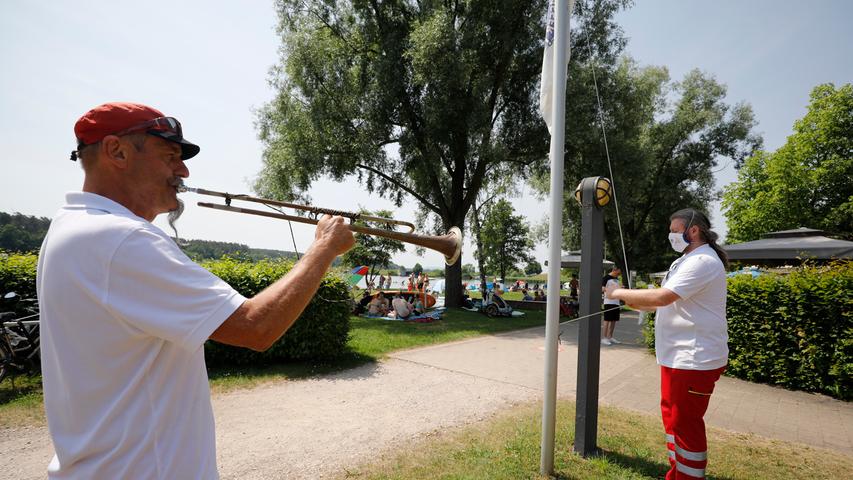 Für das Spektakel gibt es von den Badegästen immer Applaus: „Vati“ Reiner Hertel bläst die Fanfare, während sein Sohn Stefan die Flagge der Wachtstation hisst. Für das Spektakel gibt es von den Badegästen immer Applaus: „Vati“ Reiner Hertel bläst die Fanfare, während sein Sohn Stefan die Flagge der Wachtstation hisst.