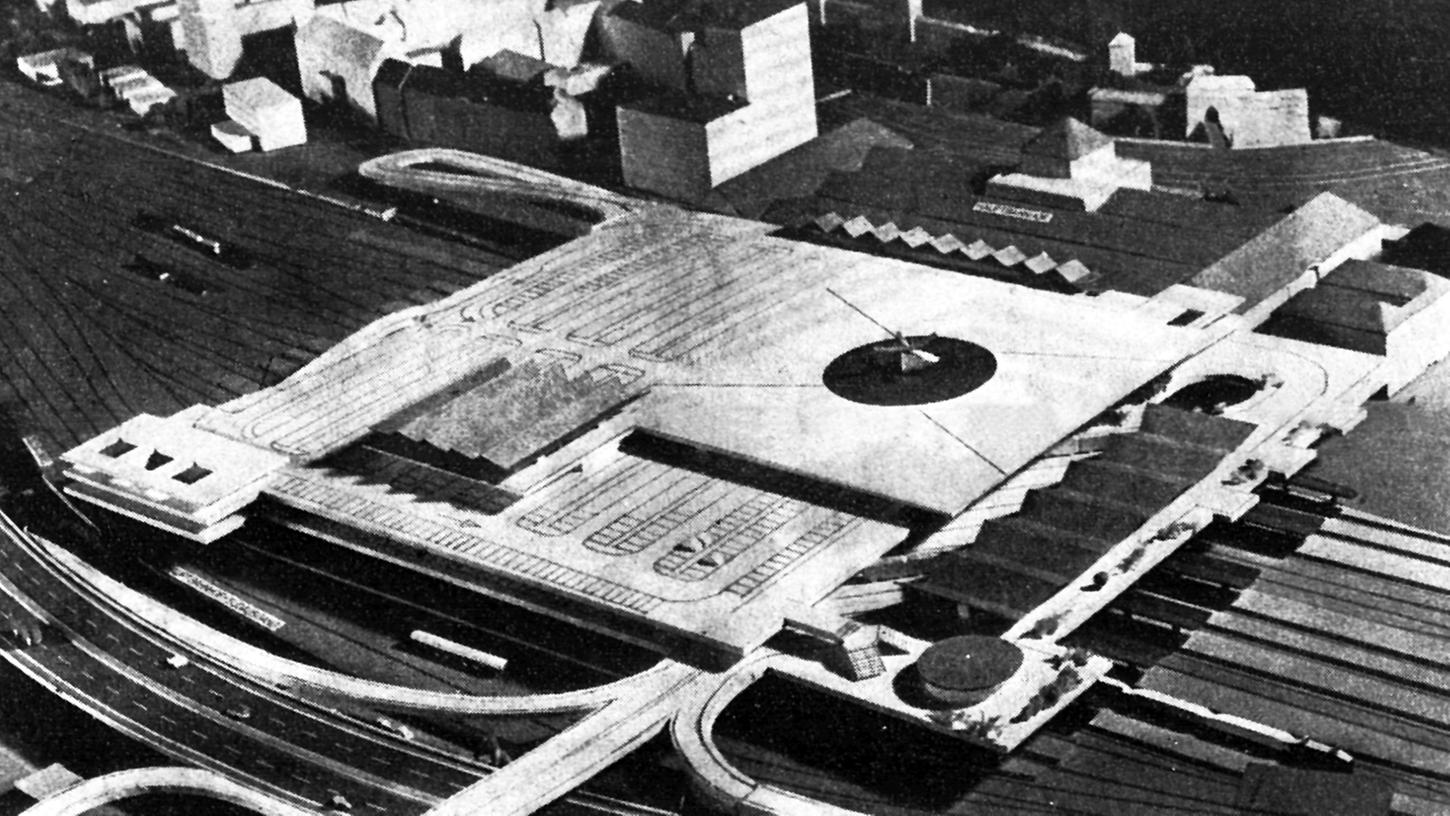 Schon mehrere Jahre alt: die städtische Studie für Parkdecks und Hubschrauber-Landeplatz über den Bahnsteigen. Das Modellbild zeigt den Celtistunnel und den Hauptbahnhof-Südausgang (Mitte links), den Ostast der künftigen Schnellstraße (unten) und das Bahnhofsgebäude mit dem Eingang zum Waffenhof am Königstor (rechts oben). Schon mehrere Jahre alt: die städtische Studie für Parkdecks und Hubschrauber-Landeplatz über den Bahnsteigen. Das Modellbild zeigt den Celtistunnel und den Hauptbahnhof-Südausgang (Mitte links), den Ostast der künftigen Schnellstraße (unten) und das Bahnhofsgebäude mit dem Eingang zum Waffenhof am Königstor (rechts oben).