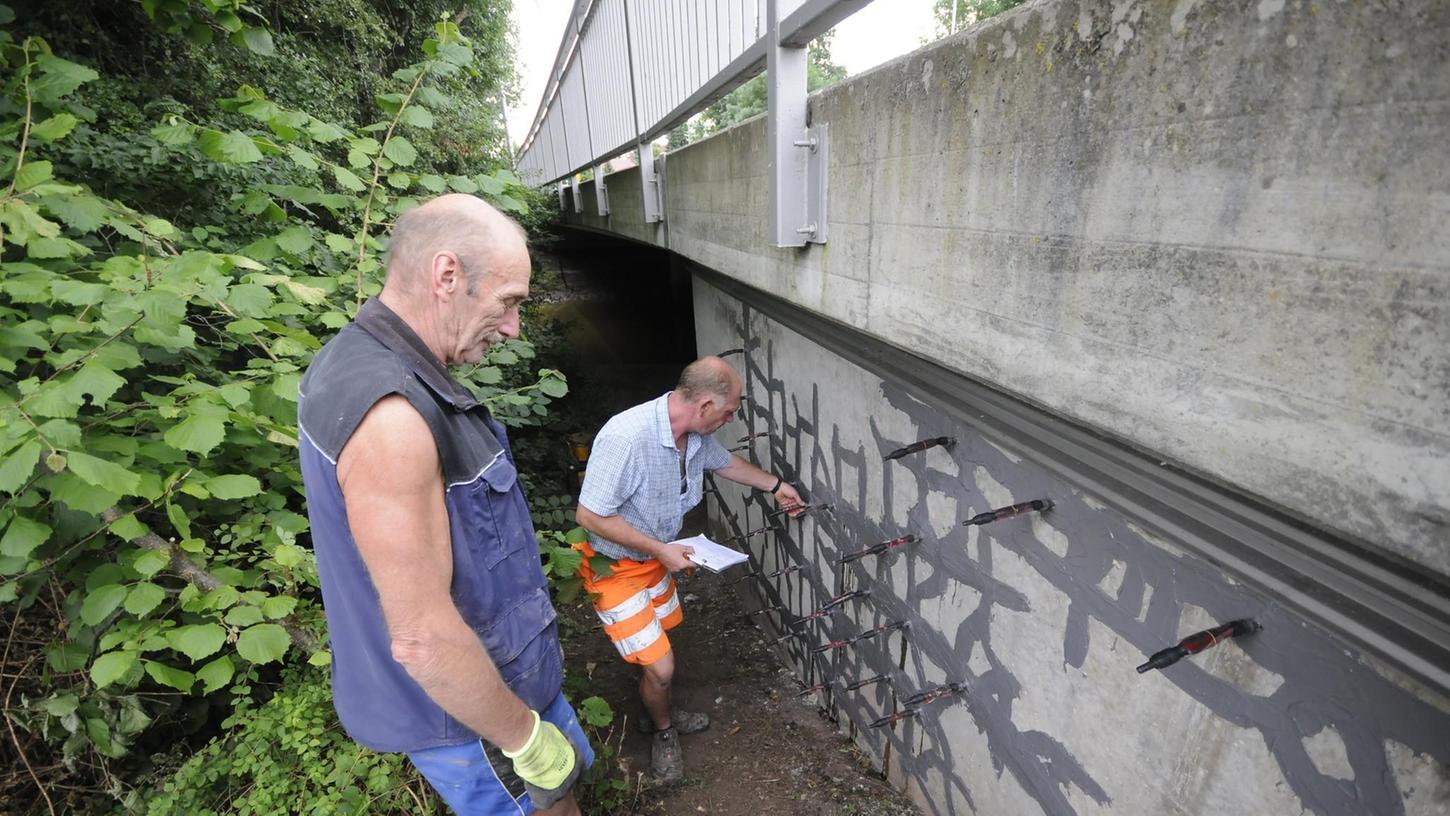 Dort, wo der Verkehr nicht behindert wird, arbeitet die Firma Raab bereits an der Reparatur schadhafter Betonstellen.
Dort, wo der Verkehr nicht behindert wird, arbeitet die Firma Raab bereits an der Reparatur schadhafter Betonstellen.