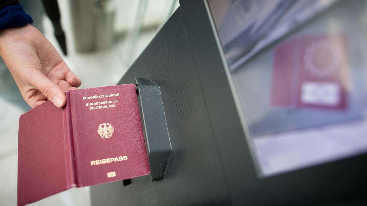 Der deutsche Reisepass zählt zu den mächtigsten Reisepässen der Welt, zwei asiatische Pässe erlauben noch mehr Freiheiten.
Der deutsche Reisepass zählt zu den mächtigsten Reisepässen der Welt, zwei asiatische Pässe erlauben noch mehr Freiheiten.