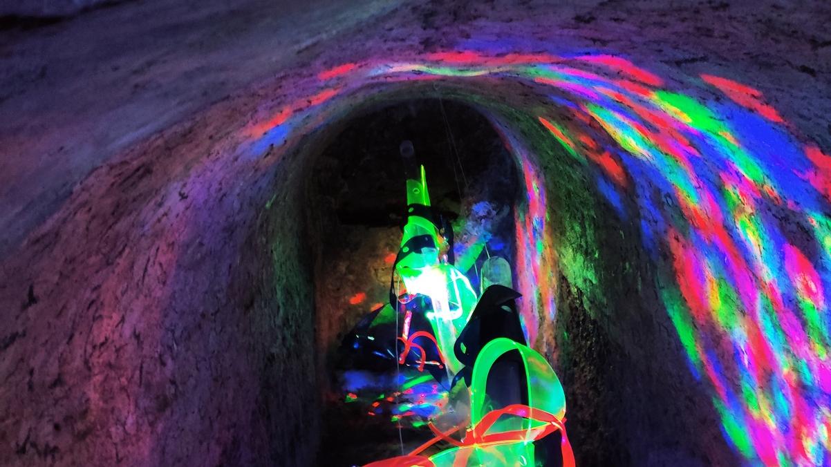 Für faszinierende Eindrücke sorgen ushi f und Walter Gramming derzeit mit fluoreszierender Kunst bei der Höhler Biennale in Gera. Foto: nb Für faszinierende Eindrücke sorgen ushi f und Walter Gramming derzeit mit fluoreszierender Kunst bei der Höhler Biennale in Gera. Foto: nb