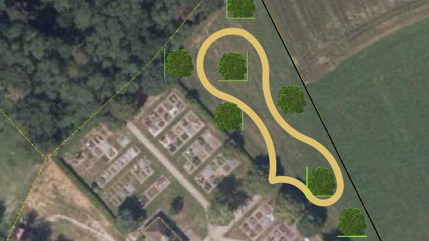 Hinter dem jetzigen Friedhof sollen Baumbestattungen möglich werden. Gelb eingezeichnet ein Weg zwischen den Bäumen.
Hinter dem jetzigen Friedhof sollen Baumbestattungen möglich werden. Gelb eingezeichnet ein Weg zwischen den Bäumen.