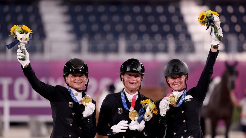 Sie wurden ihrer Favoritenstellung erneut gerecht: Dorothee Schneider, Isabell Werth und Jessica von Bredow-Werndl räumten im Mannschaftsdressur-Wettbewerb Gold ab. 
