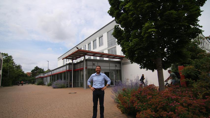 Bruno Kuntke vor dem Bad Windsheimer Georg-Wilhelm-Steller-Gymnasium.
