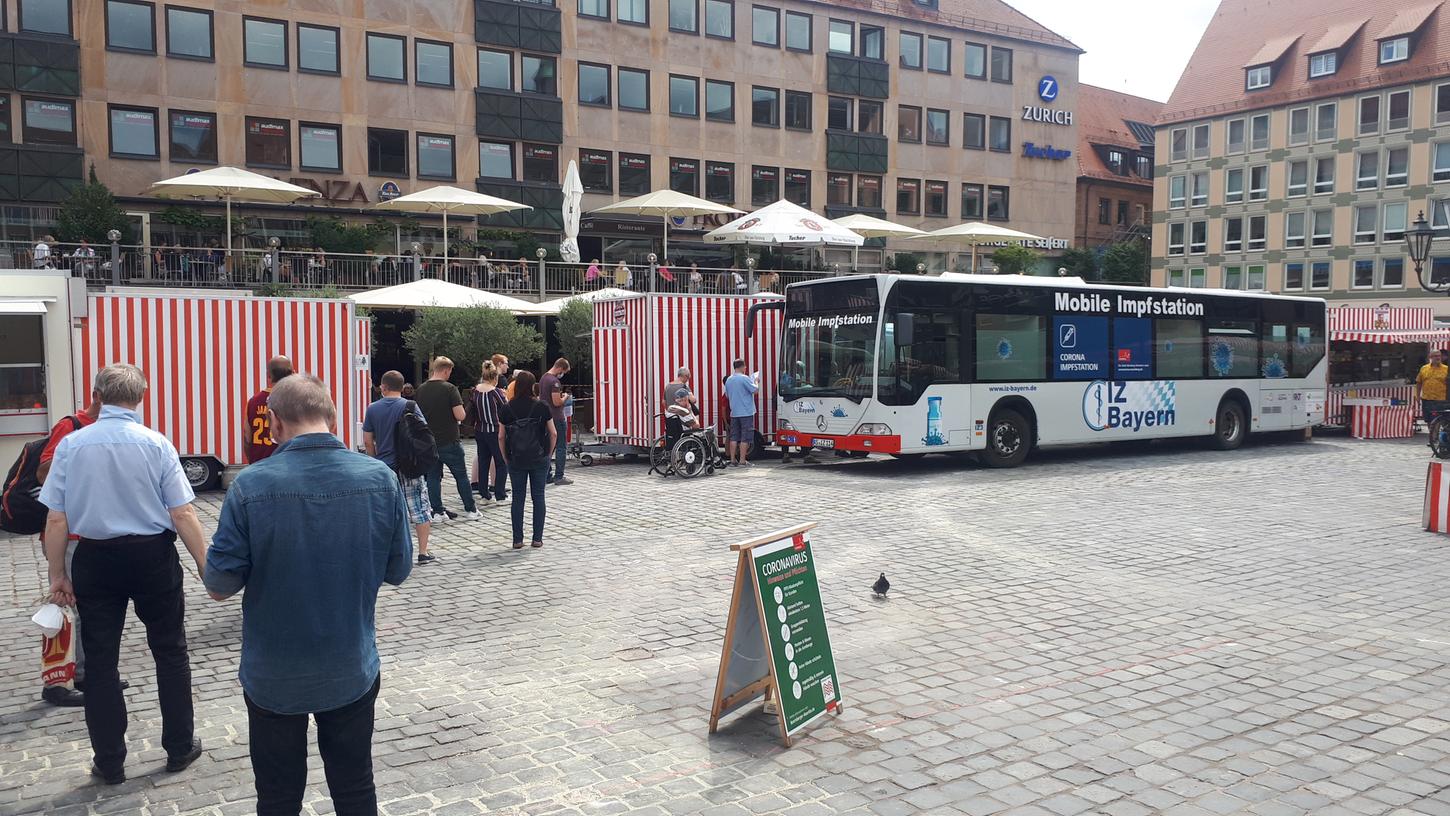 Impfen spontan und ohne Termin - das geht jetzt überfall. Beim Impfbus auf dem Hauptmarkt fand das Angebot jetzt überraschend großen Zuspruch.