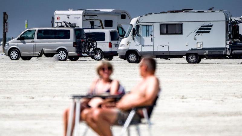 Ein Wohnmobil verspricht höchste Flexibilität in einer Urlaubssaison, die von Begriffen wie Hochinzidenzgebiet und Virusvariantengebiet durchgeschüttelt wird. Doch selbst ein Camping-Urlaub hat keine Leichtigkeit mehr. Ein Wohnmobil verspricht höchste Flexibilität in einer Urlaubssaison, die von Begriffen wie Hochinzidenzgebiet und Virusvariantengebiet durchgeschüttelt wird. Doch selbst ein Camping-Urlaub hat keine Leichtigkeit mehr.