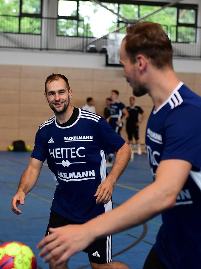 Ebenfalls neu in Erlangen: Patrik Leban (links) beim Auftakttraining mit Tim Zechel.