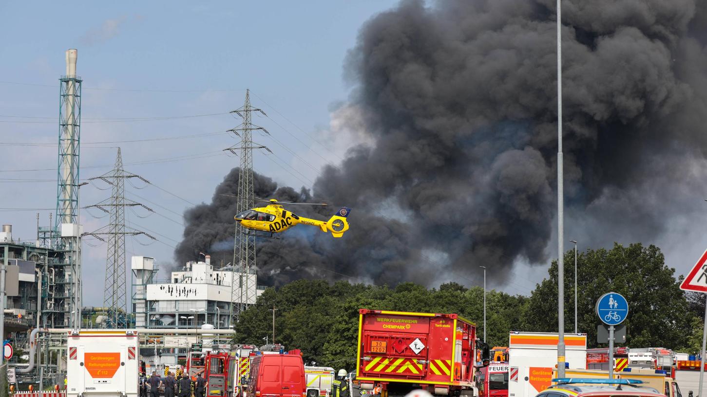 Bei den Rettungsarbeiten nach der Explosion im Leverkusener Chempark ist ein zweites Todesopfer gefunden worden. Das teilte der Betreiber Currenta am Dienstagabend mit.
Bei den Rettungsarbeiten nach der Explosion im Leverkusener Chempark ist ein zweites Todesopfer gefunden worden. Das teilte der Betreiber Currenta am Dienstagabend mit.