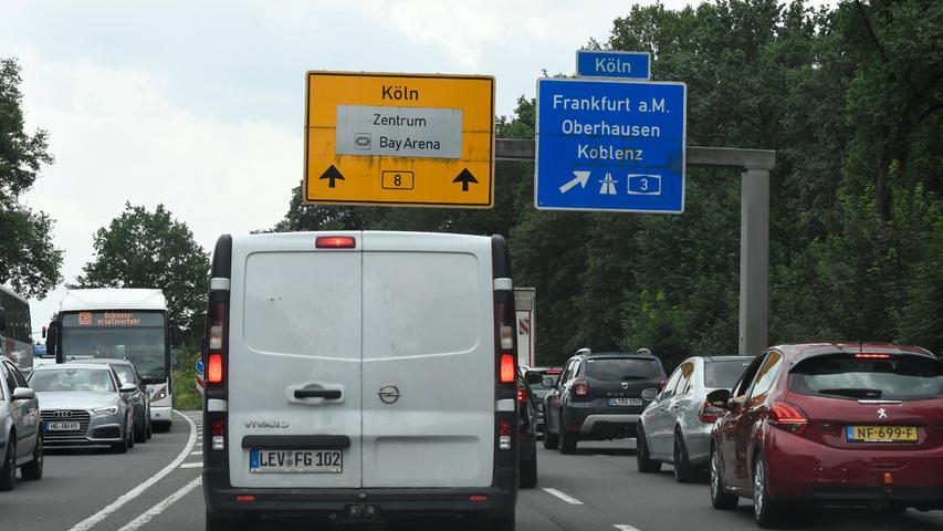 Wegen der "größeren Schadenslage" wurden zahlreiche Autobahnen gesperrt. Der Verkehr staute sich nach einer Vollsperrung des Autobahnkreuzes Leverkusen.