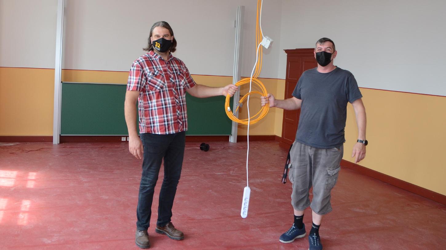 „Technisch ist die Luitpoldschule jetzt Schwabachs am besten ausgestattete Schule“, erklärt Projektleiter Jörg Hunger (links) vom Gebäudemanagement der Stadt. „Wir haben 20 Kilometer neue Kabel verlegt“, ergänzt sein Kollege Gregor Schmitter.
„Technisch ist die Luitpoldschule jetzt Schwabachs am besten ausgestattete Schule“, erklärt Projektleiter Jörg Hunger (links) vom Gebäudemanagement der Stadt. „Wir haben 20 Kilometer neue Kabel verlegt“, ergänzt sein Kollege Gregor Schmitter.