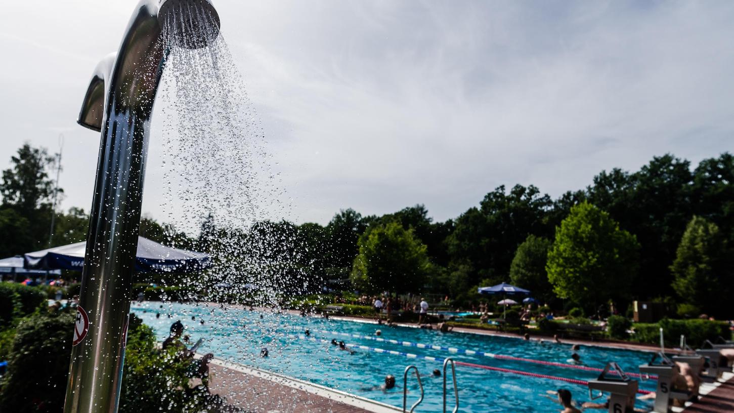 Corona-Regellockerung: 1000 statt zuletzt 750 Personen dürfen ab sofort tagsüber zwischen 11.30 und 20 Uhr wieder gleichzeitig im Schwabacher Parkbad ins kühle Nass.